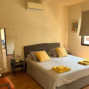 Extremely Comfy With Spacious Private Terrace 10min Walk To The & In Town Hébergement de vacances Larnaca